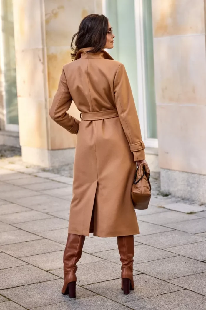 Taillierter langer Mantel mit Reverskragen - Camel – Bild 4