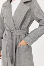 Grauer taillierter langer Mantel mit Reverskragen – Bild 6