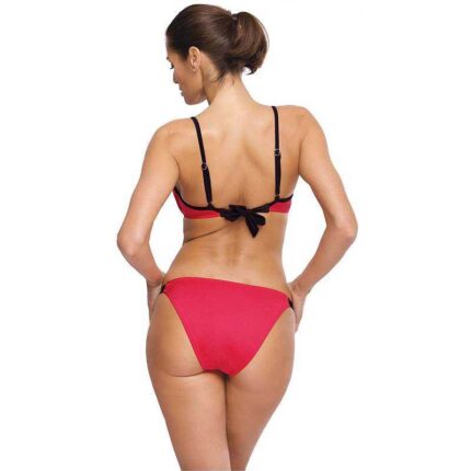 Roter Bikini mit schwarzen Riemen