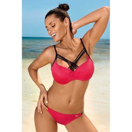 Roter Bikini mit schwarzen Riemen