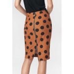 Brauner knielanger Businessrock mit Punkten