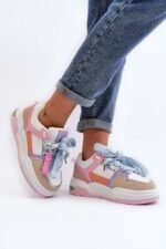 Mehrfarbige Sneakers auf hohem Plateau im ausgefallenen Design