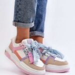 Mehrfarbige Sneakers auf hohem Plateau im ausgefallenen Design