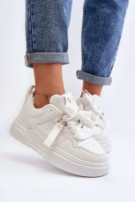Weisse Sneakers auf hohem Plateau im ausgefallenen Design