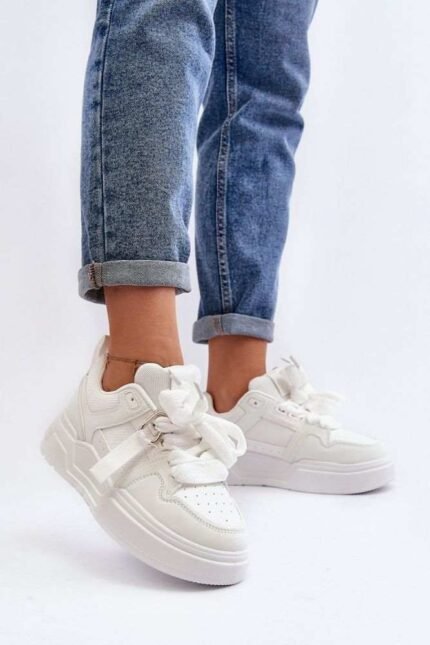 Weisse Sneakers auf hohem Plateau im ausgefallenen Design