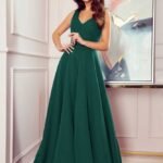 Grünes langes ärmelloses Abendkleid