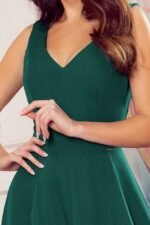 Grünes langes ärmelloses Abendkleid