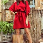 Rotes Minikleid mit Schmetterlingsärmel