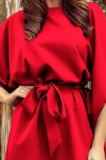Rotes Minikleid mit Schmetterlingsärmel