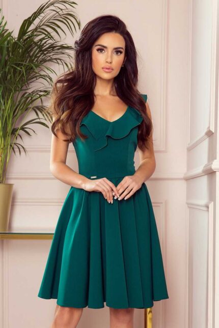 Grünes Sommerkleid mit ausgestelltem Rock