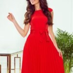 Rotes plissiertes Kleid im eleganten Stil