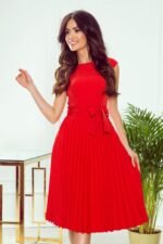 Rotes plissiertes Kleid im eleganten Stil