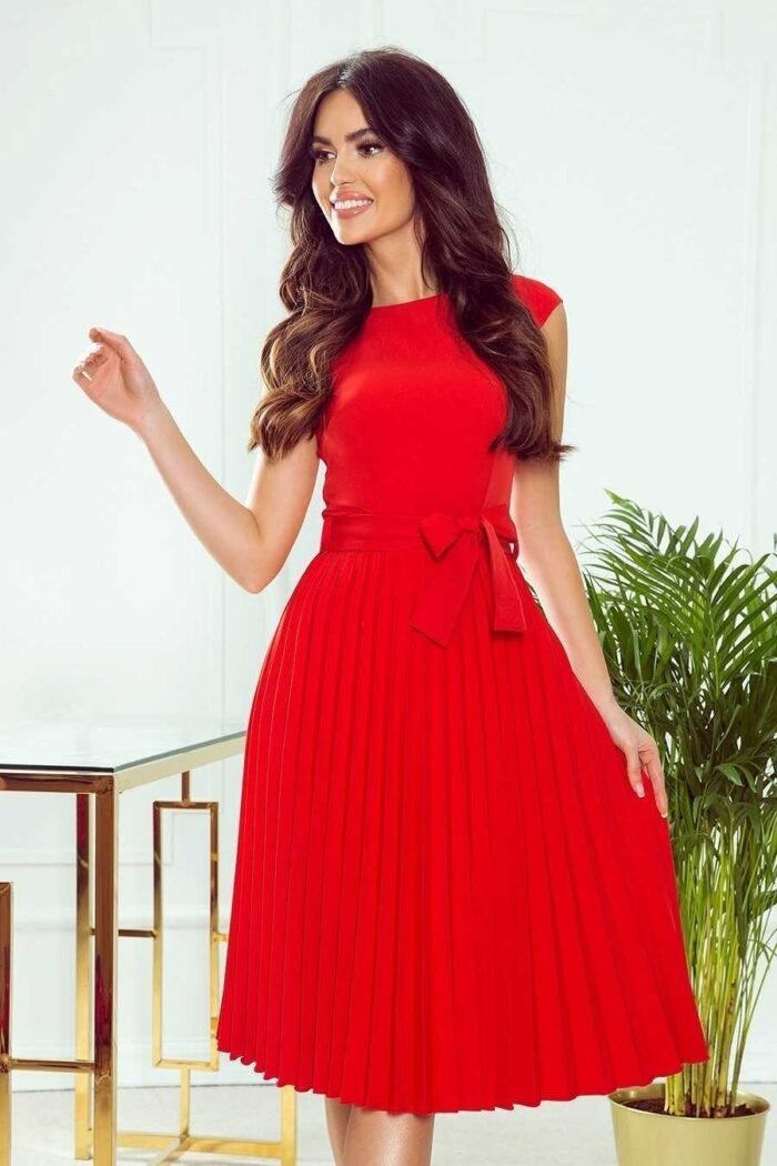 Rotes sommerliches Plisseekleid