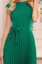 Grünes plissiertes Kleid im eleganten Stil