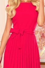 Rotes elegantes sommerliches Plisseekleid