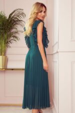 Grünes langes plissiertes Chiffonkleid