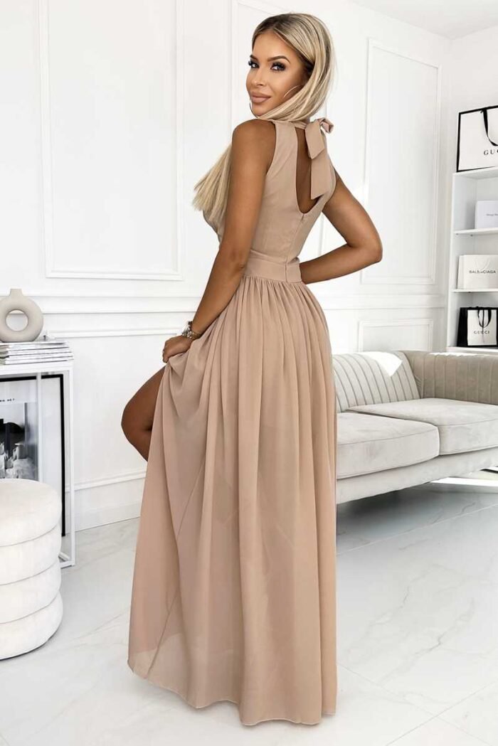 Langes Abendkleid mit Schlitz in Beige – Bild 2