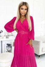 Langes plissiertes Chiffonkleid mit Gürtel in Fuchsia – Bild 3