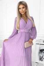 Langes plissiertes Chiffonkleid mit Gürtel in Flieder – Bild 3