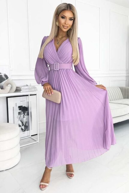 Langes plissiertes Chiffonkleid mit Gürtel in Flieder