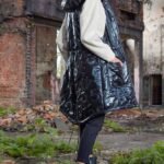 Schwarze lange glänzende Weste im Parka Stil