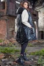 Schwarze lange glänzende Weste im Parka Stil