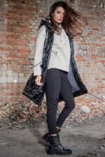 Schwarze lange glänzende Weste im Parka Stil