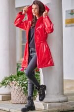 Glänzende rote taillierte Regenjacke mit Kapuze – Bild 2