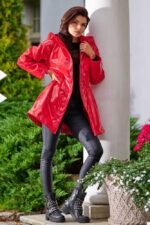 Glänzende rote taillierte Regenjacke mit Kapuze