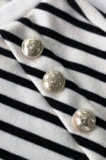 Gestreifter Baumwoll Pullover mit Zierknöpfen – Bild 5