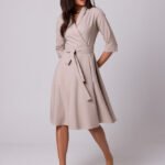 Wickelkleid mit Schalkragen in Beige