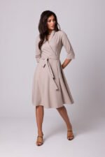 Wickelkleid mit Schalkragen in Beige