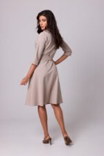 Wickelkleid mit Schalkragen in Beige – Bild 2