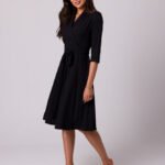 Schwarzes Wickelkleid mit Schalkragen