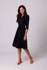 Schwarzes Wickelkleid mit Schalkragen