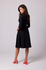 Schwarzes Wickelkleid mit Schalkragen – Bild 3