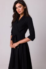 Schwarzes Wickelkleid mit Schalkragen – Bild 2