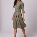 Wickelkleid mit Schalkragen in Oliv