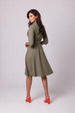 Wickelkleid mit Schalkragen in Oliv – Bild 3