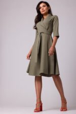 Wickelkleid mit Schalkragen in Oliv – Bild 2