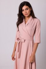 Wickelkleid mit Schalkragen in Pink – Bild 2