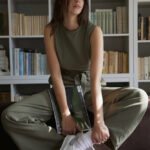 Ärmelloser Overall mit weitem Bein in Oliv