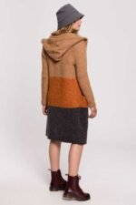 Lange Strickjacke mit Kapuze in Herbstfarben – Bild 3