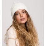 Warme Zopfstrickmütze in Ecru – Bild 2