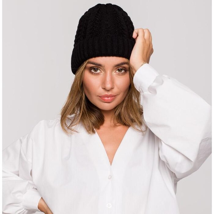 Schwarze warme Zopfstrickmütze – Bild 3