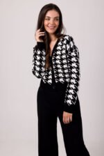 Kurze Schwarz-Weiss Strickjacke mit Knöpfen – Bild 3