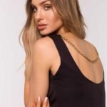 Schwarzes Etuikleid mit dekorativer Rückenkette