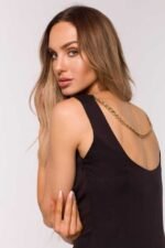 Schwarzes Etuikleid mit dekorativer Rückenkette