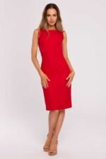 Rotes Etuikleid mit dekorativer Rückenkette