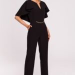 Schwarzer Overall mit Cape und Kette